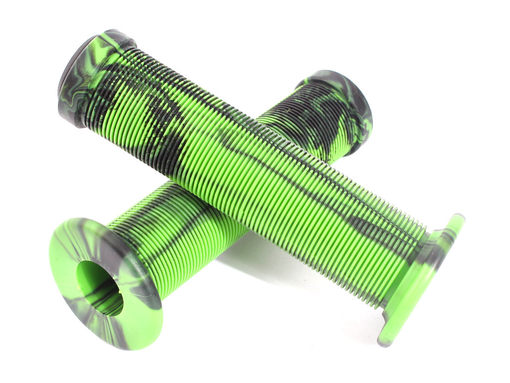 Übereinanderliegende Griffe mit Lamellen Muster Übereinanderliegende Griffe mit Lamellen Muster