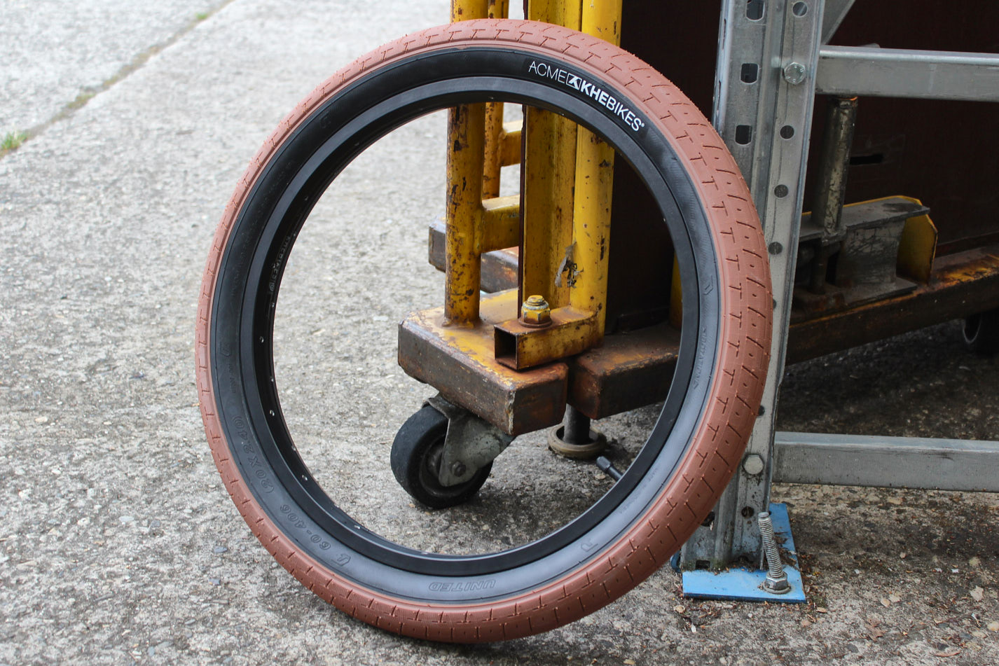 Komplettes BMX Rad mit braunem Profil auf schwarzer Felge 