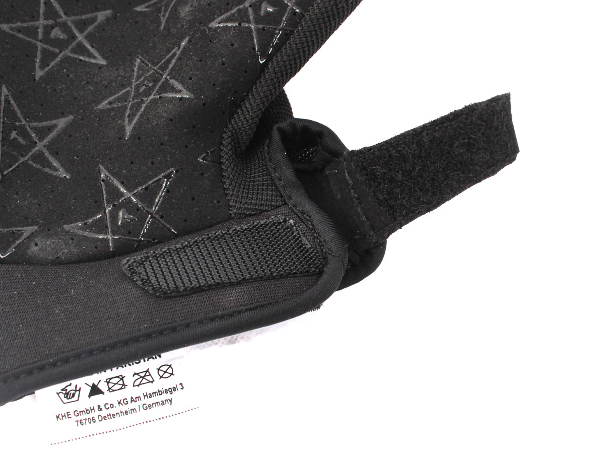 Nahaufnahme elastischer Bund in Schwarz