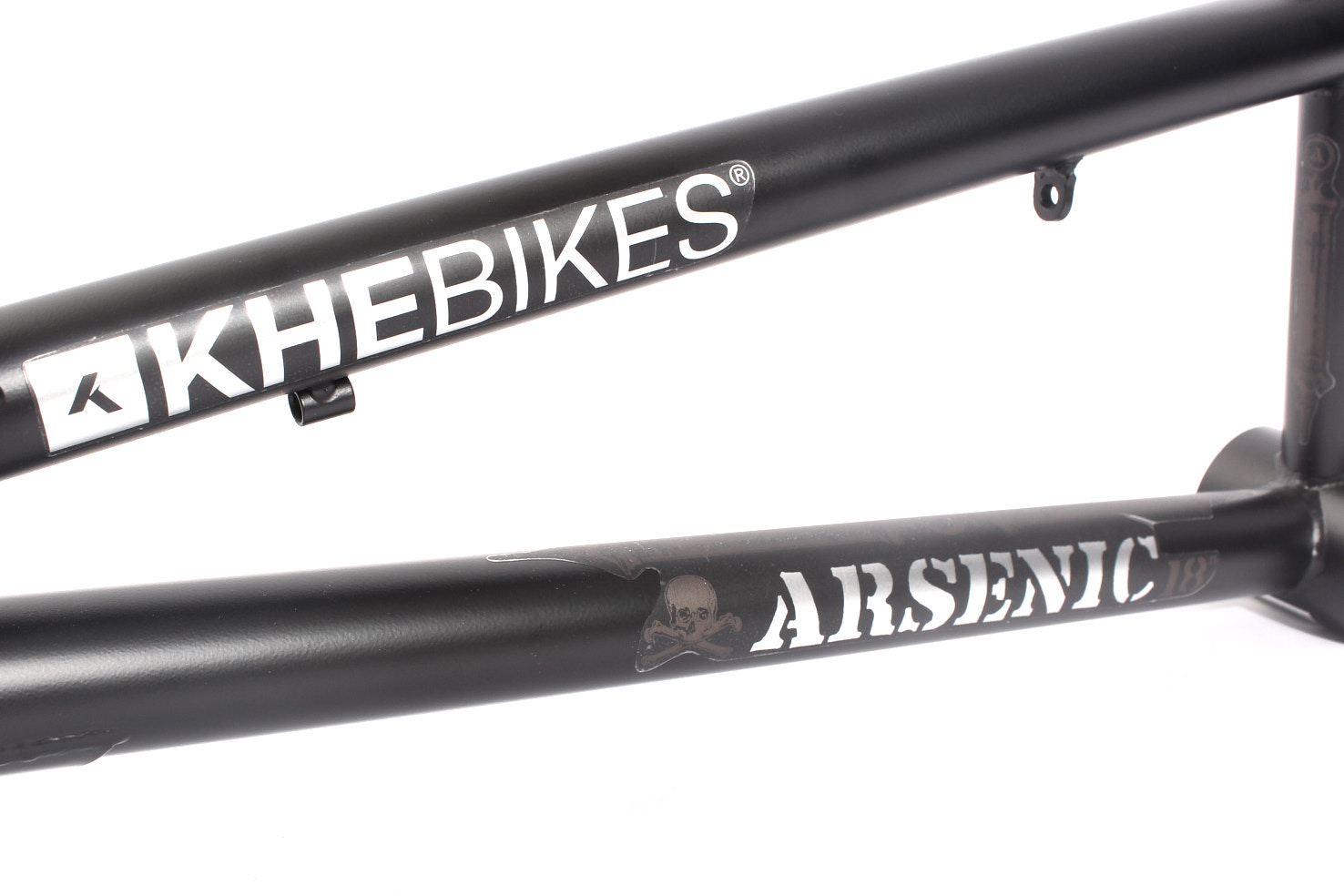 Nahansicht HiTen Stahl Rahmen mit KHEbikes und Arsenic Schriftzügen