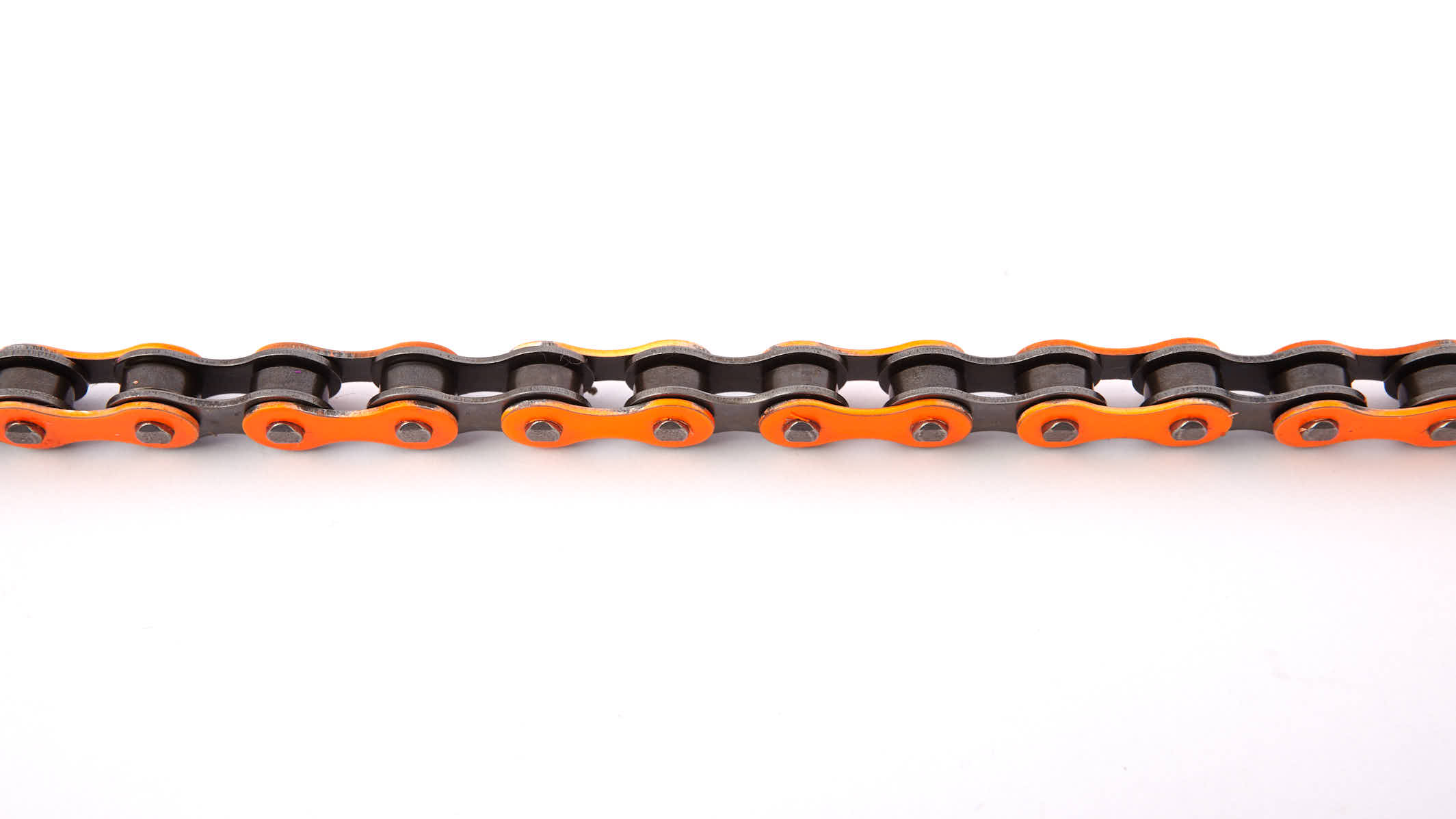 Ausschnitt ausgerollter orangene Fahrradkette Ausschnitt ausgerollter orangene Fahrradkette