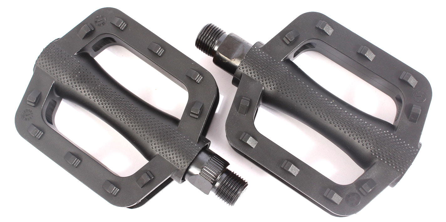 Schwarze BMX Pedale nebeneinander von oben Schwarze BMX Pedale nebeneinander von oben