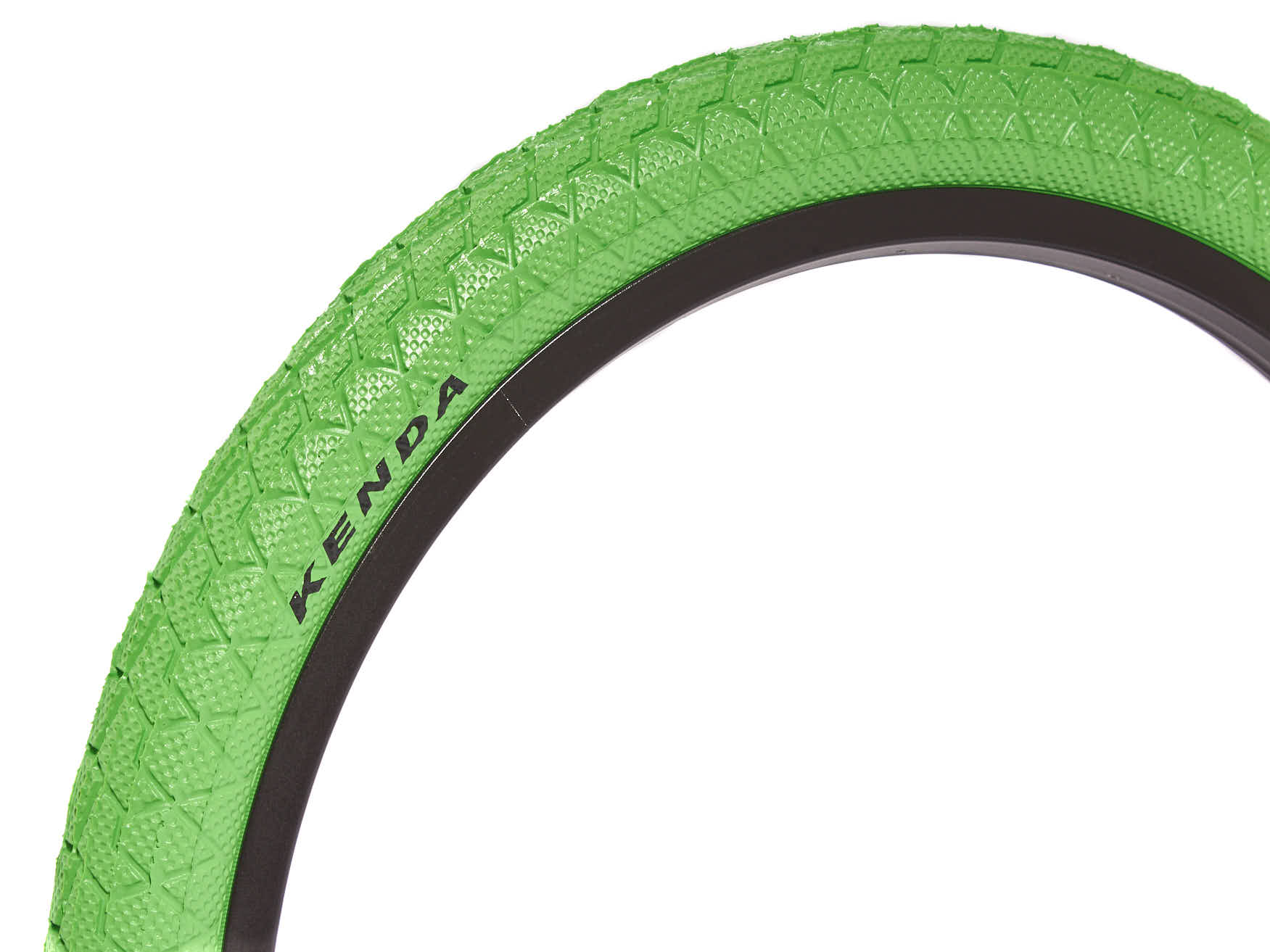 Grüner BMX Reifen mit schwarzer KENDA Schrift von der Seite
