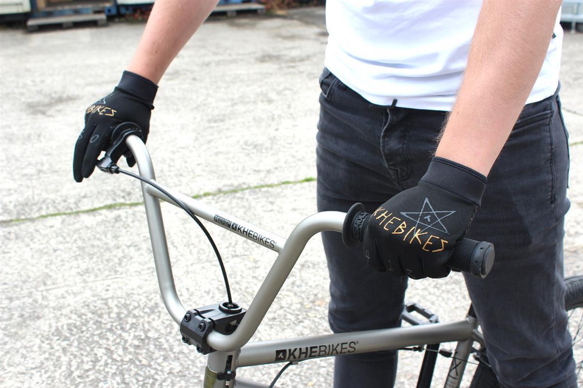 Schwarze Handschuhe mit orangener KHEBIKES Aufschrift