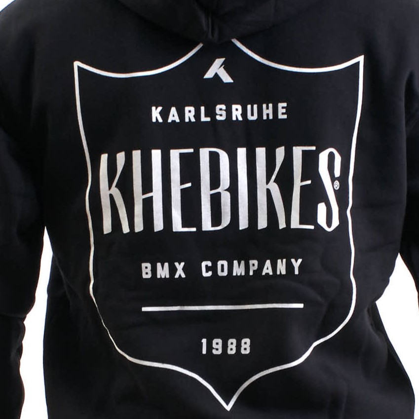 Schwarzer Hoodie mit weißem Logo von hinten