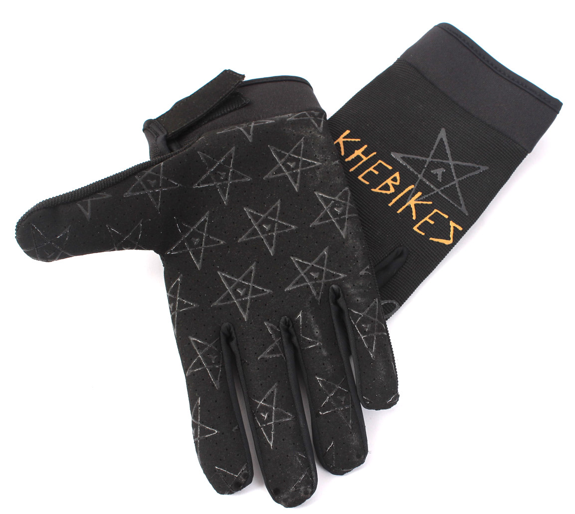 Handschuhe mit Innen und Außenseite nach oben in Schwarz