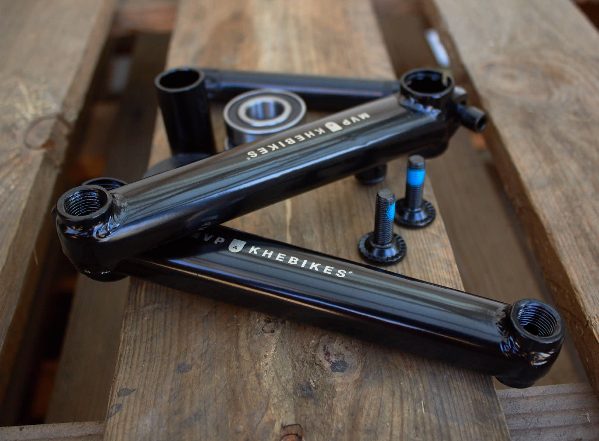 Schwarze BMX Kurbelarme mit Tretlager und Schrauben 