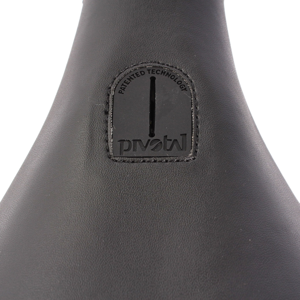 Nahaufnahme Gummi Sticker in Mitter von Sattel mit Patented Technology Aufschrift