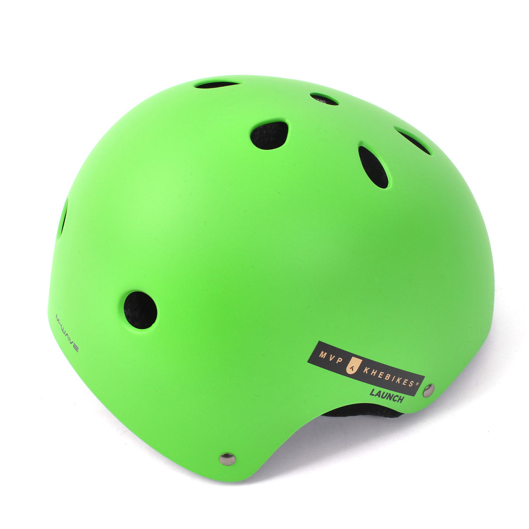 Grüner BMX Helm mit schwarzer Aufschrift von der Seite
