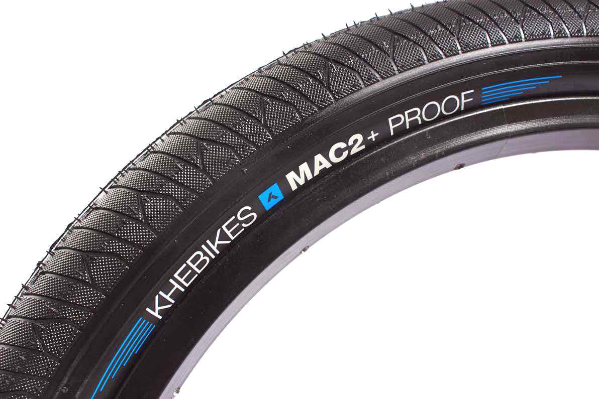 Schwarzer Reifen mit KHEbikes MAC2+ PROOF Schriftzug und blauem Logo und Strichen Schwarzer Reifen mit KHEbikes MAC2+ PROOF Schriftzug und blauem Logo und Strichen