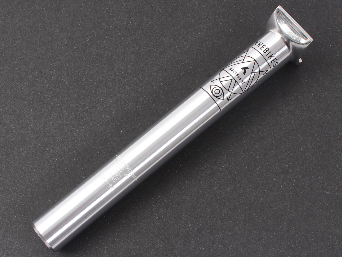Silberne BMX Sattelstange mit schwarzem Logo Silberne BMX Sattelstange mit schwarzem Logo