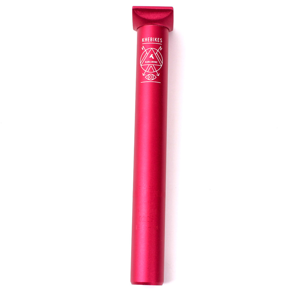 Rote BMX Sattelstange von vorne mit weißem Logo Rote BMX Sattelstange von vorne mit weißem Logo