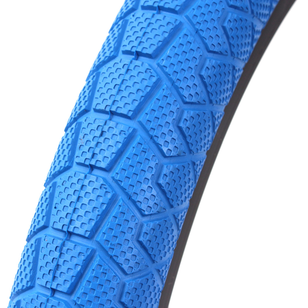 Blaues Reifenprofil mit schwarzer Felge