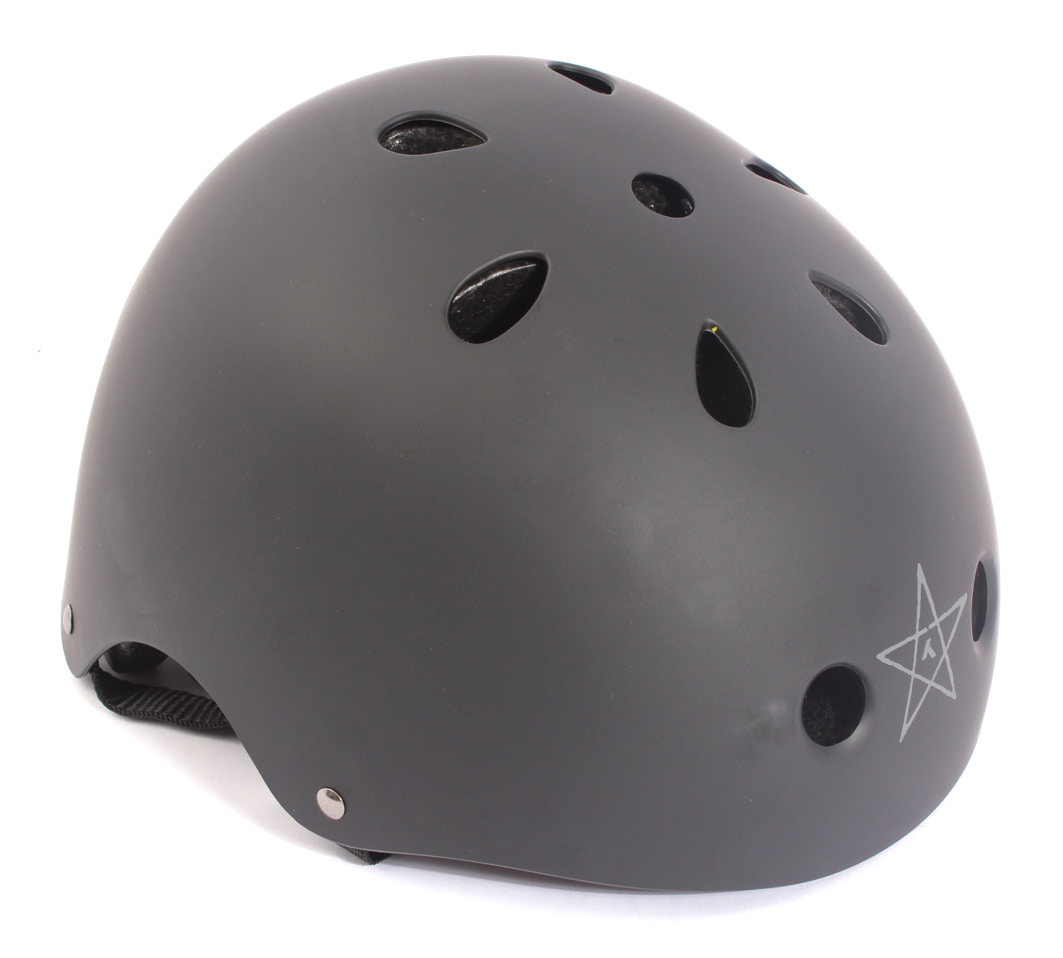 Schwarzer Helm mit Lüftungslöcher